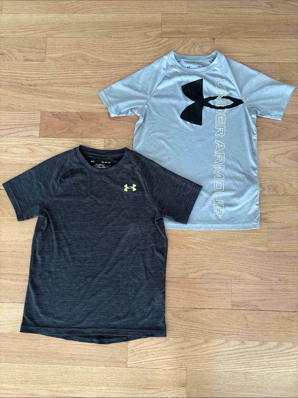 Boys Under Armor Athletic Tees | M